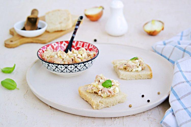 Канапе с печенью трески и яйцами