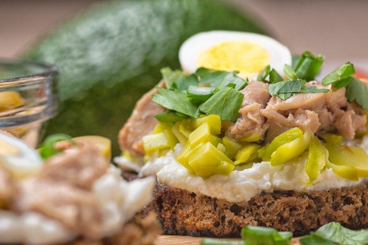 Канапе с авокадо и печенью трески