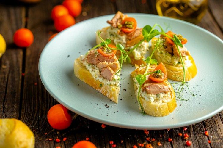 Канапе с печенью трески и помидорами