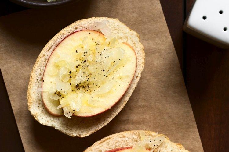 Канапе с печенью трески и яблоком