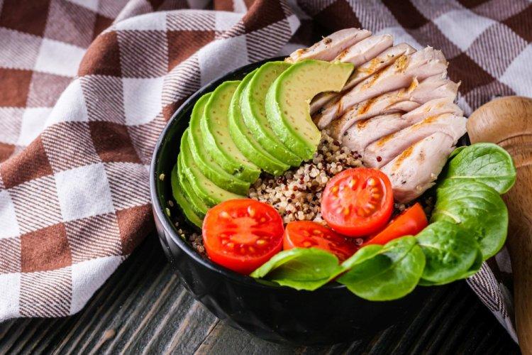 Боул с куриным филе и киноа