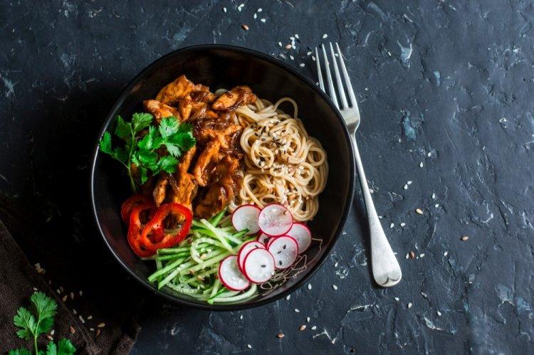 Боул с рисовой лапшой и курицей