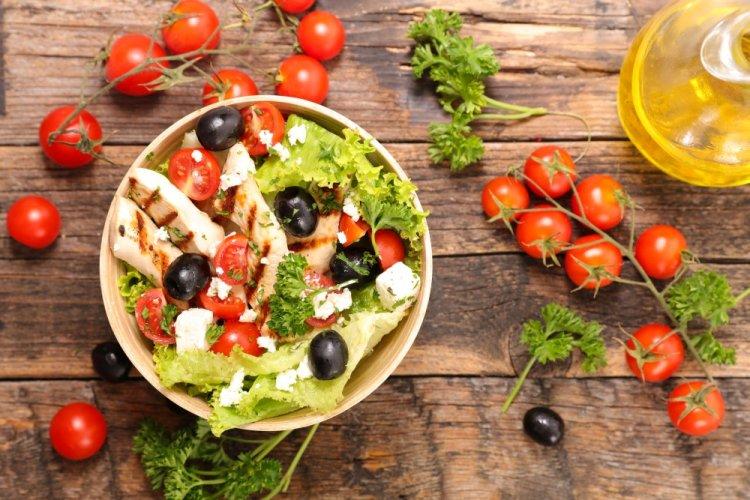 Средиземноморский боул с курицей и булгуром