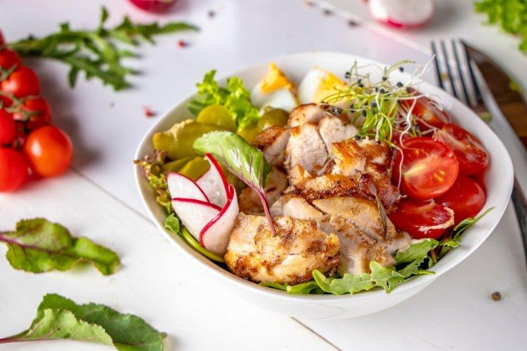 Боул с курицей, авокадо и грибами