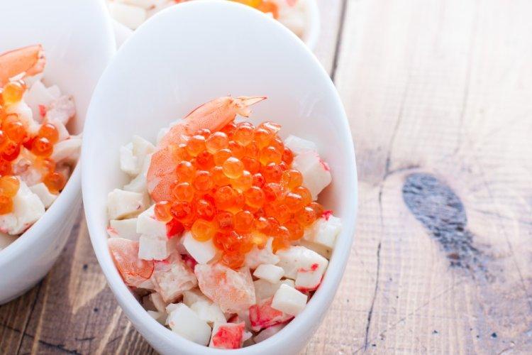 Салат с кальмарами, крабовыми палочками и красной икрой