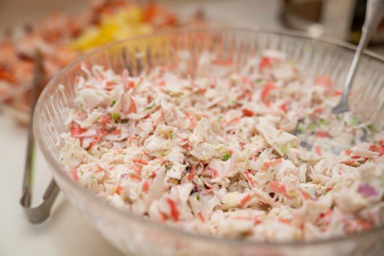 Салат с крабовыми палочками, кальмарами и яйцом
