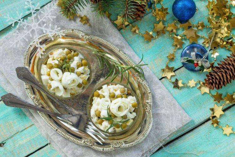 Салат с крабовыми палочками, кальмарами и зеленым горошком