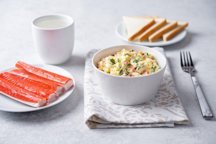 Салат с крабовыми палочками, кальмарами и печенью трески
