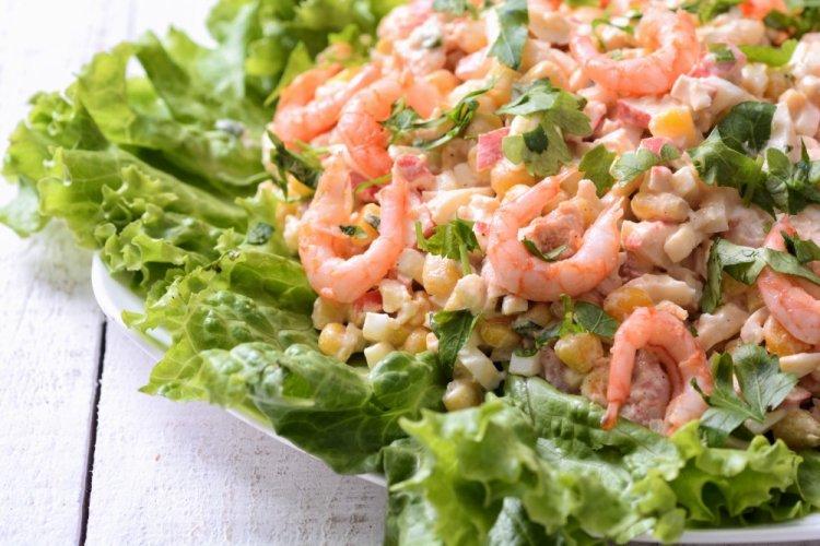 Салат с кальмарами, креветками и крабовыми палочками