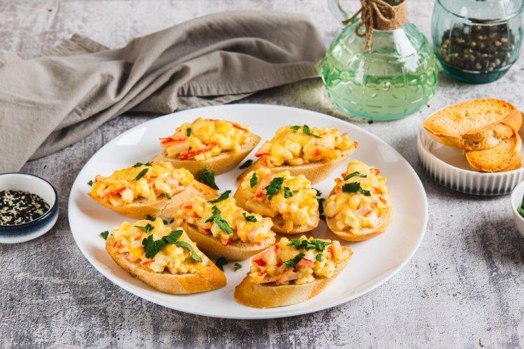 Салат с кальмарами, крабовыми палочками и плавленым сыром