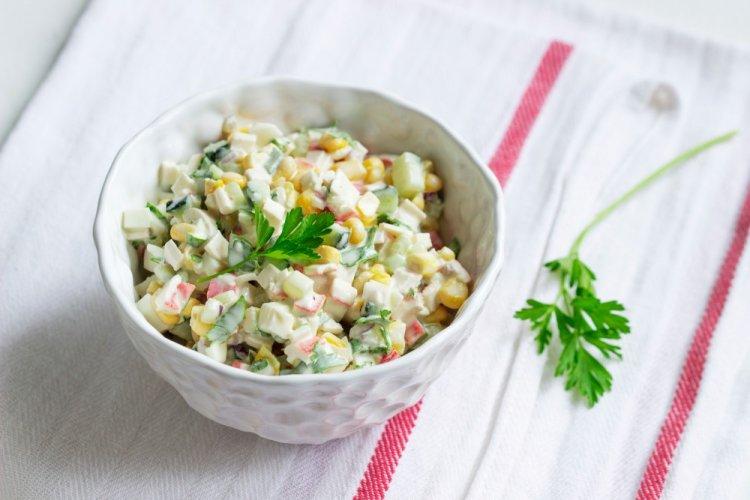 Салат с крабовыми палочками, кальмарами и огурцом