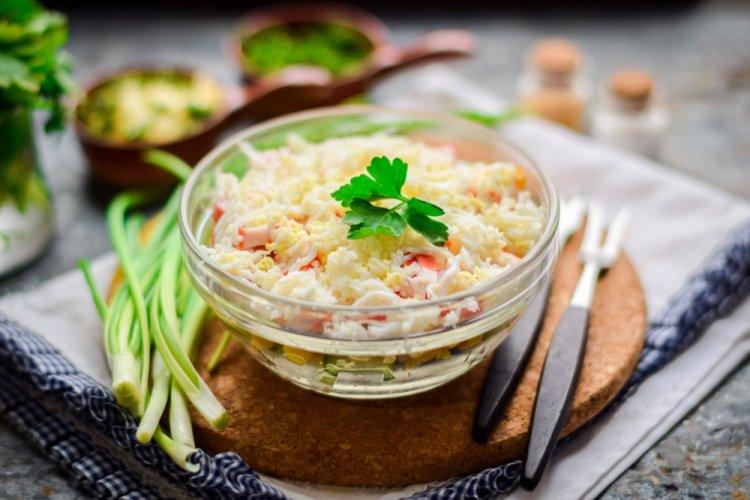 Салат с рисом, кальмарами и крабовыми палочками
