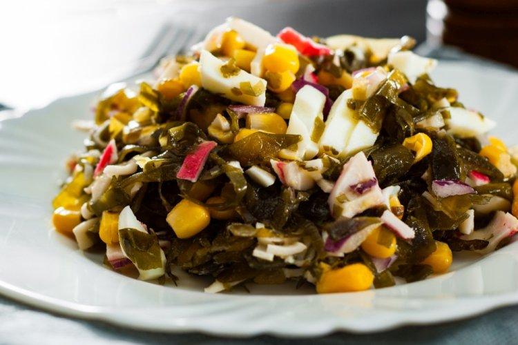 Салат с кальмарами, крабовыми палочками и морской капустой