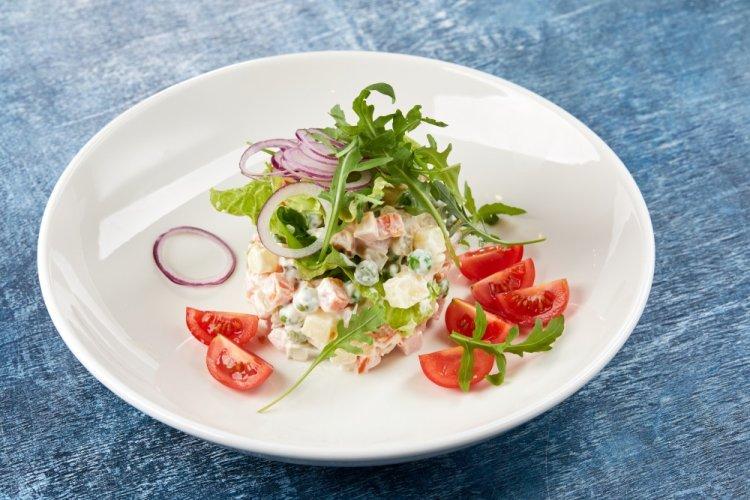 Салат Оливье с кальмарами и крабовыми палочками