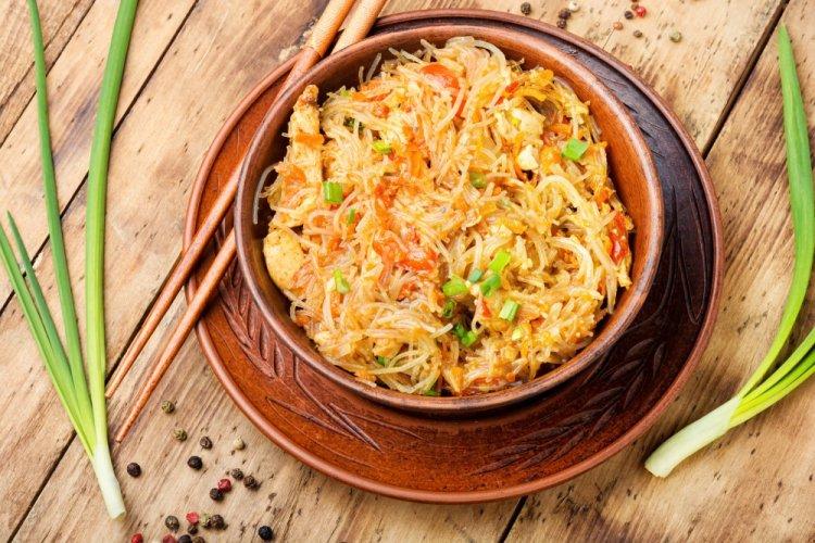 Фунчоза с соевым соусом и овощами