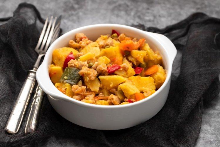 Соевое мясо с овощами в духовке