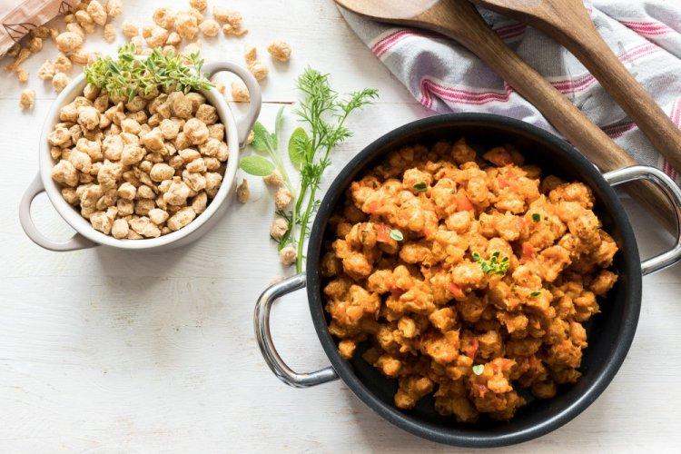 Бефстроганов из соевого мяса