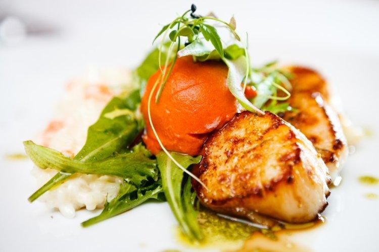 Салат с морскими гребешками и моцареллой