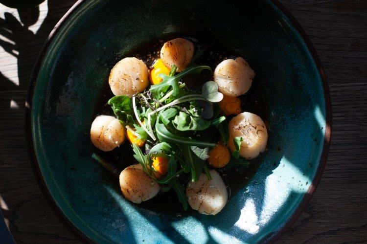 Салат с морскими гребешками и перепелиными яйцами