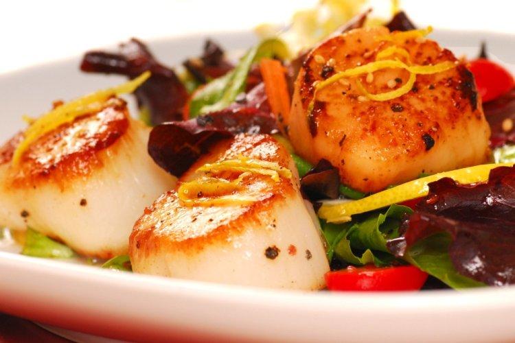 Салат с грушей, сыром Бри и морскими гребешками