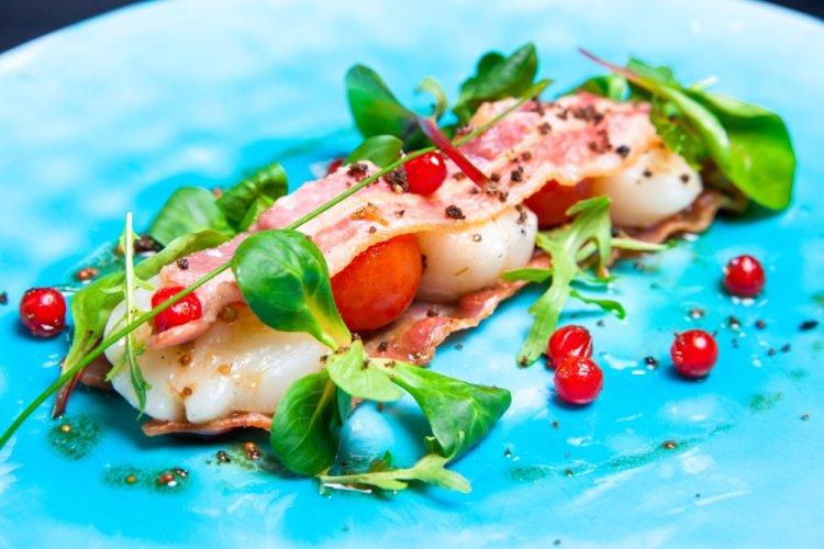 Салат с морскими гребешками и беконом