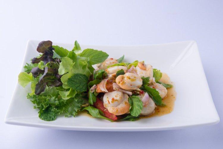 Салат с морскими гребешками терияки