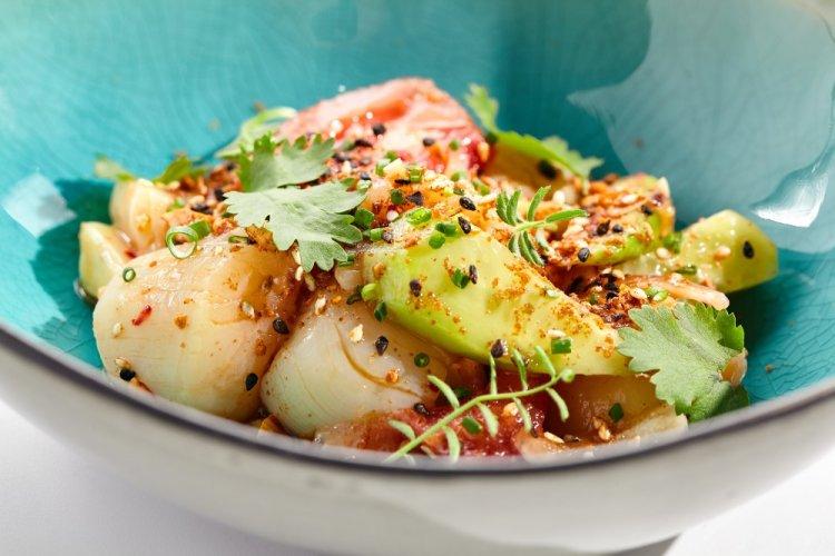 Салат с помидорами, морскими гребешками и маслинами