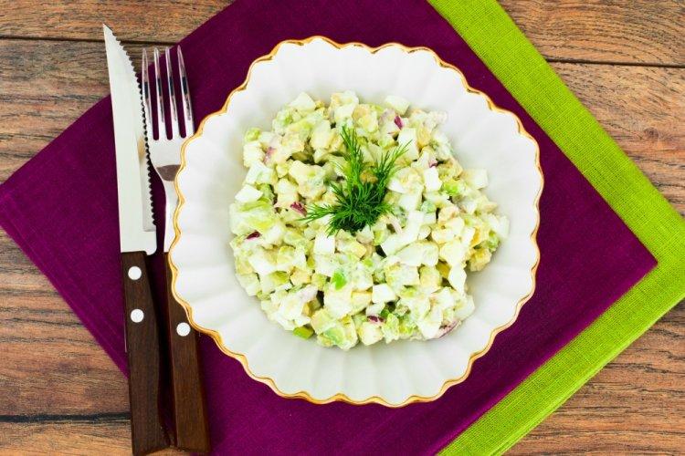 Салат с морскими гребешками, яйцом и зеленым горошком