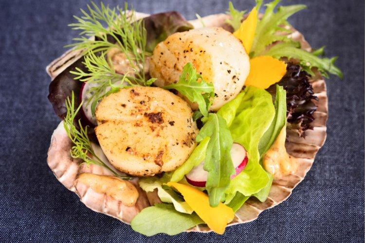 Салат с редиской и морскими гребешками