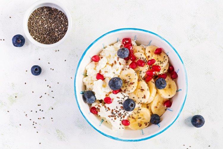 Творожный боул с бананом и ягодами