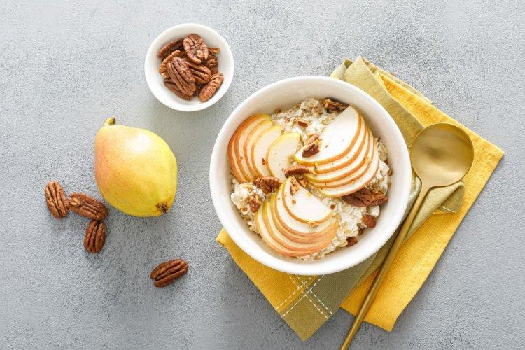 Творожный боул с грушей и орехами
