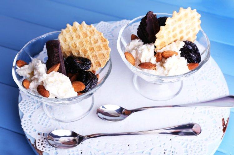 Творожный боул с черносливом и шоколадом