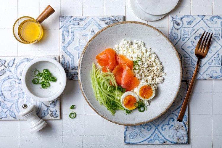 Творожный боул с яйцом и лососем