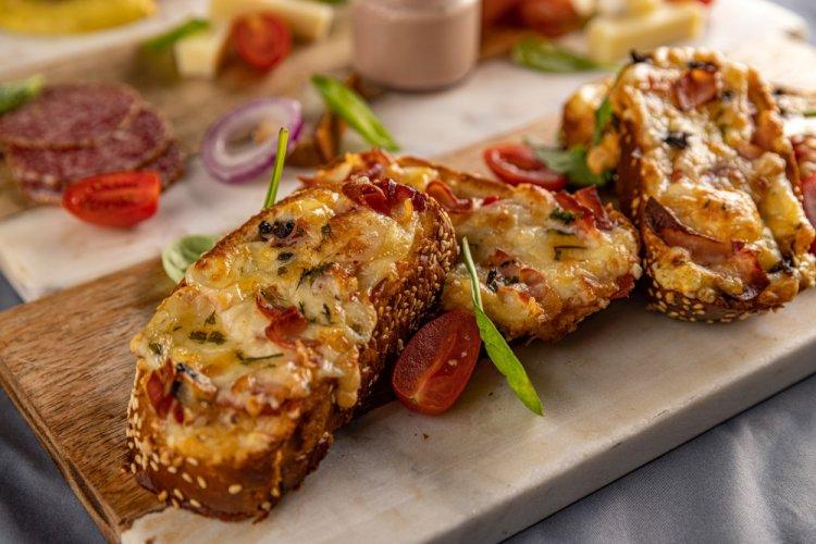 Горячая брускетта с беконом и сыром