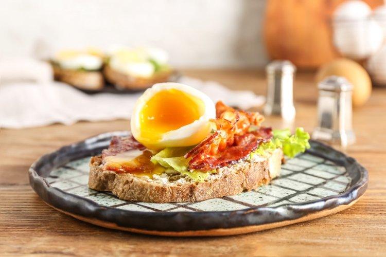 Брускетты с беконом, помидором и яйцом