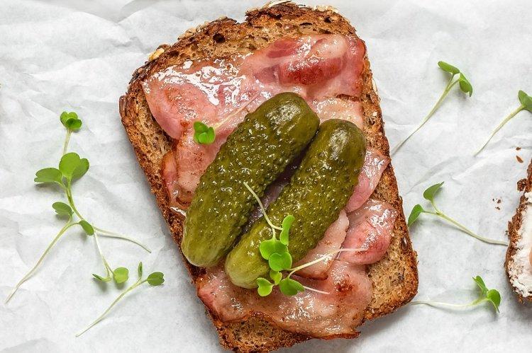 Брускетты с беконом, маринованными огурцами и творожным сыром