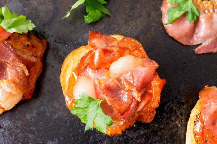 Брускетта с беконом и помидорами черри