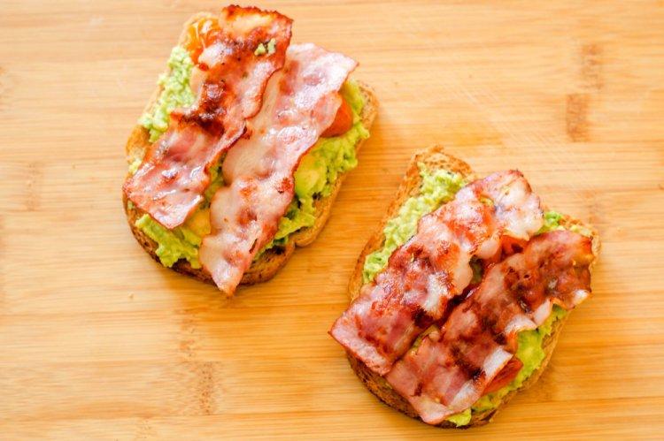 Брускетты с беконом и пюре из зеленого горошка