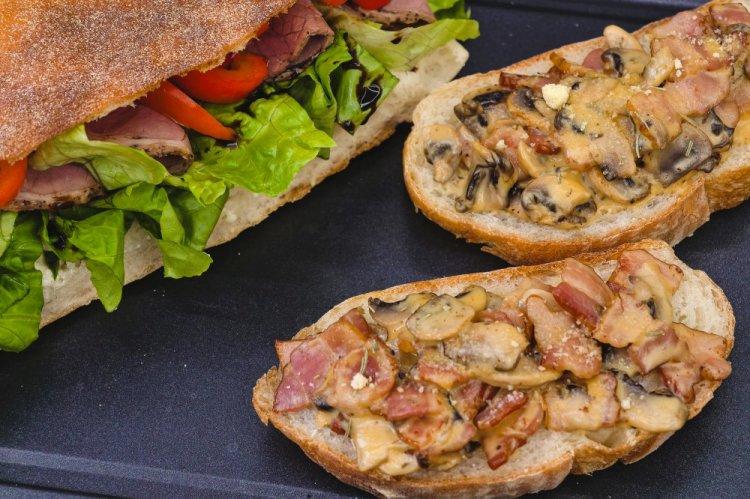 Брускетты с жареными грибами и беконом