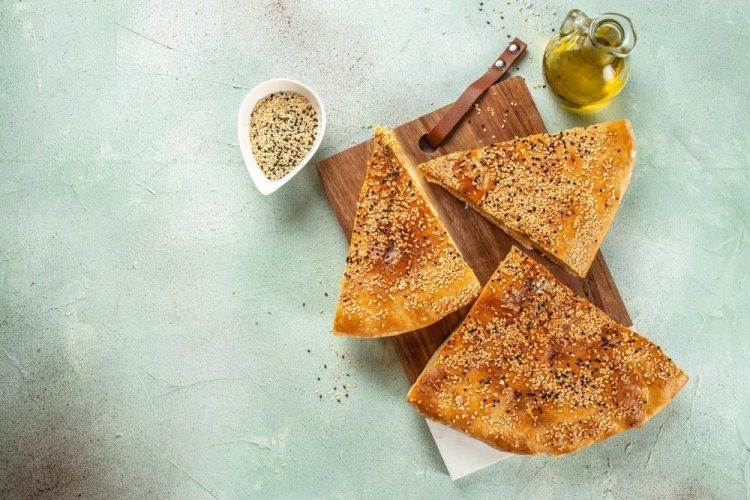 Заливной пирог с сайрой и сыром