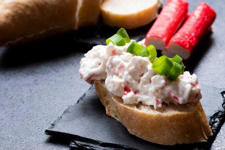Брускетта с яйцом, крабовыми палочками и плавленым сыром
