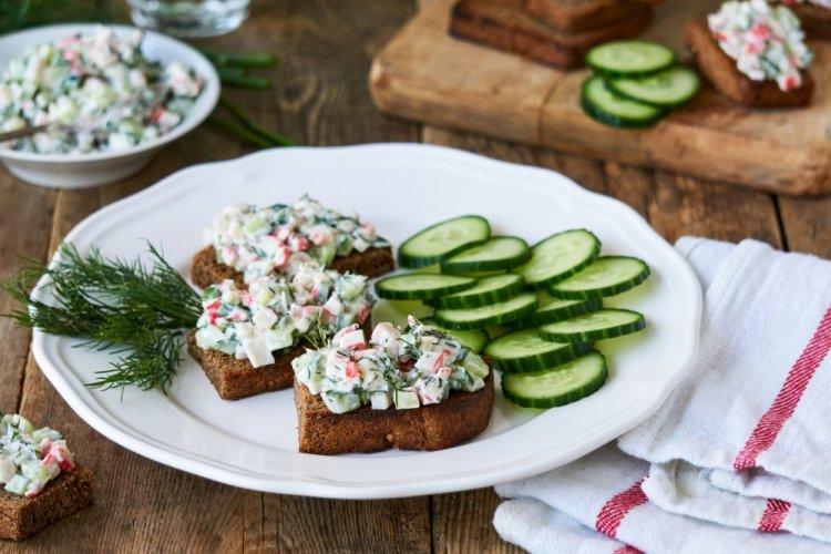 Брускетты с крабовыми палочками и огурцами