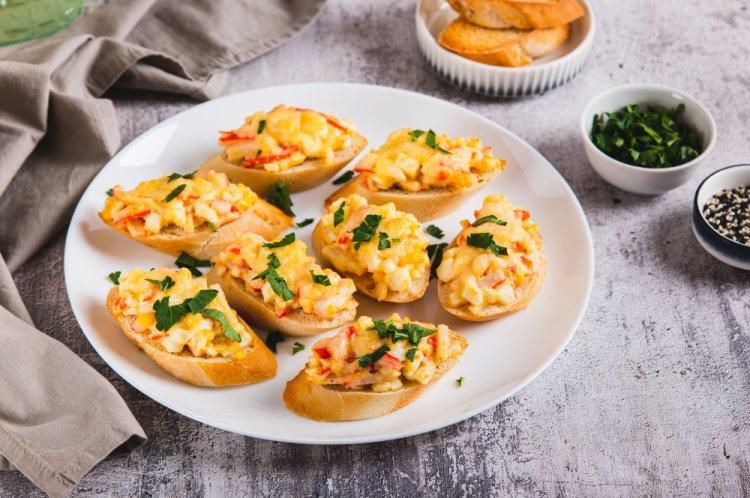 Брускетта с крабовыми палочками и кукурузой
