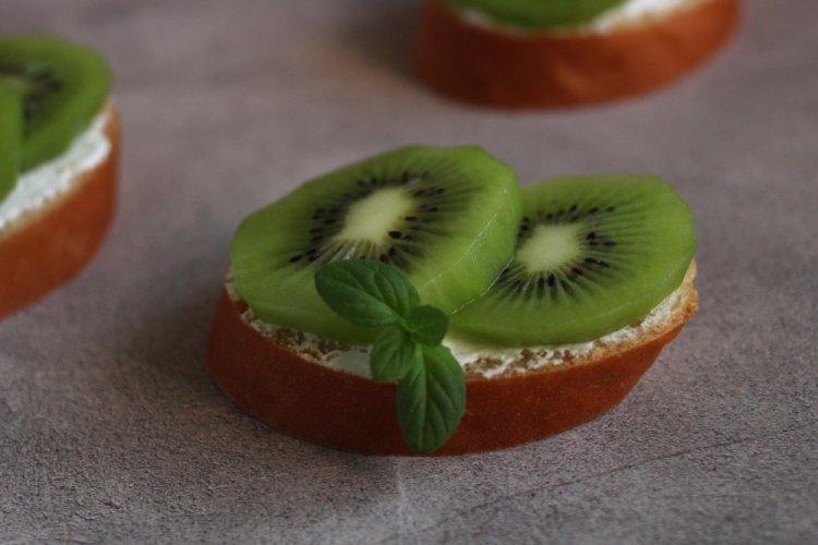 Брускетты с крабовыми палочками и киви