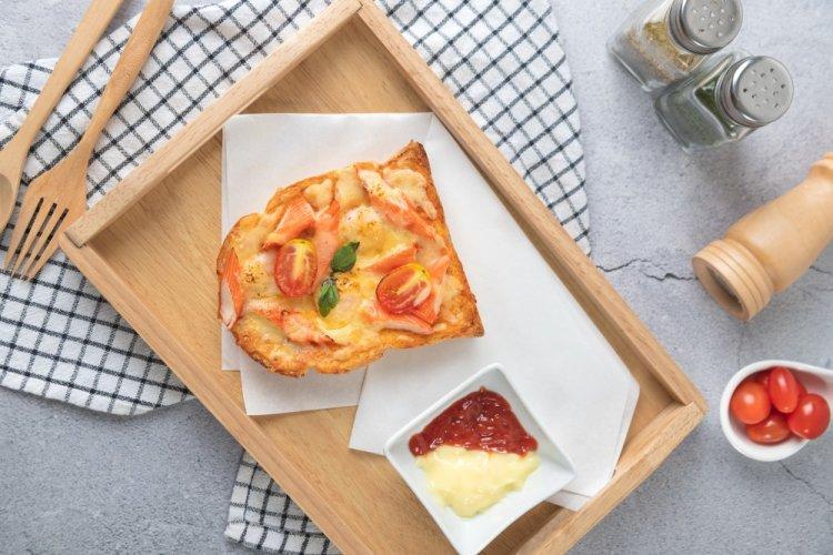 Брускетты с крабовыми палочками и помидорами