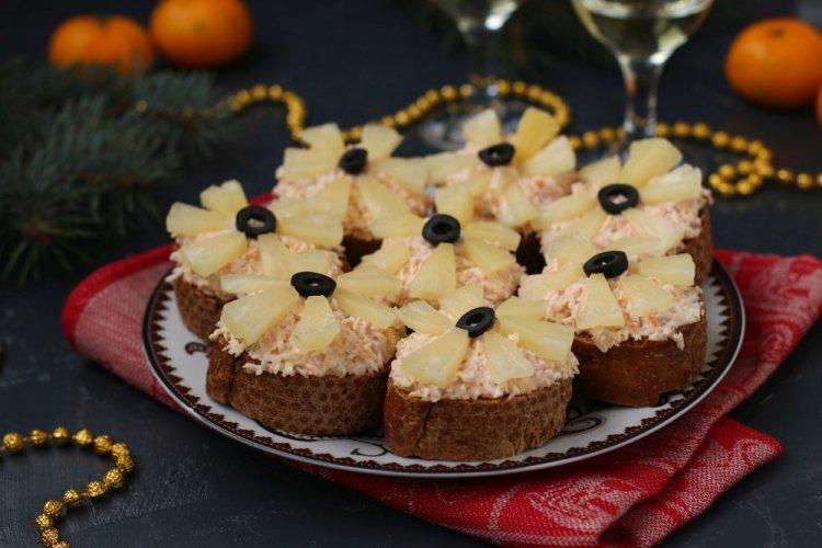 Брускетта с крабовыми палочками, ананасами и чили