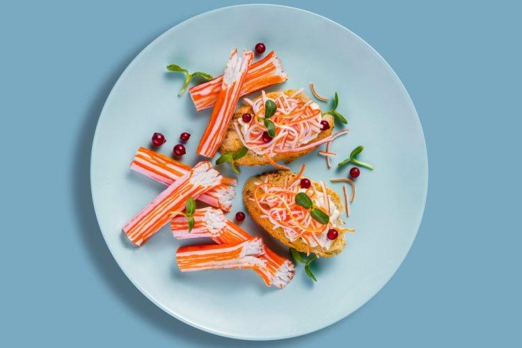 Брускетты с крабовыми палочками и печеным перцем