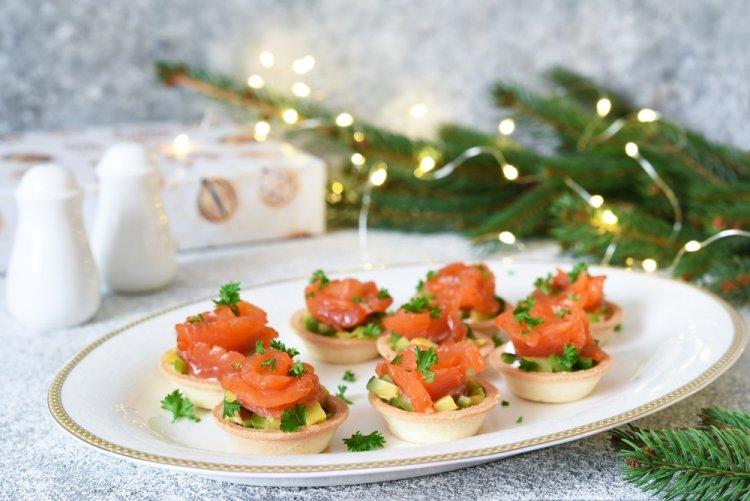 Суши-тарталетки с копченым лососем и авокадо