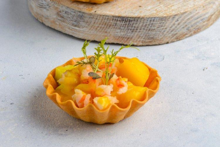 Суши-тарталетки с креветками и манго