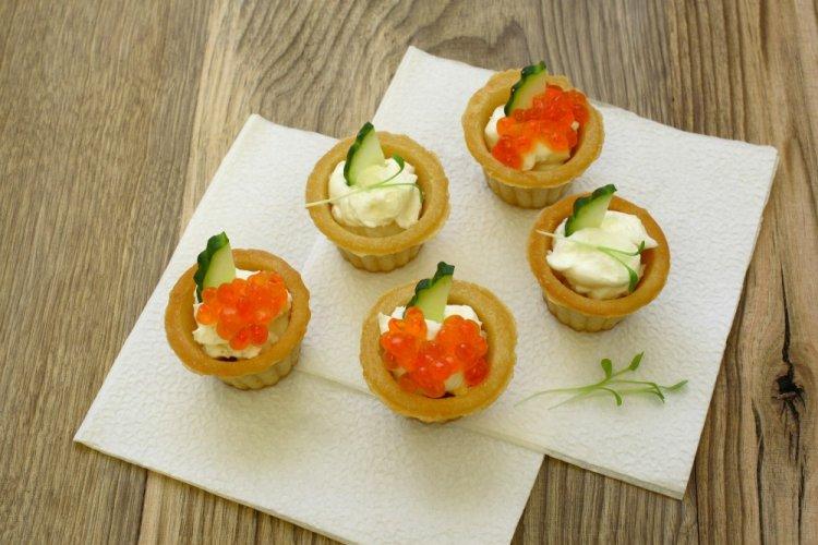 Суши-тарталетки с рисом и красной икрой